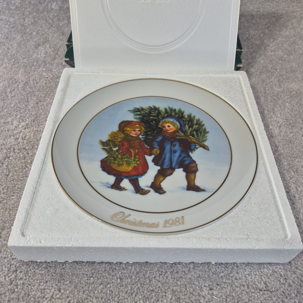 Avon Christmas Collector Plate First Edition 1981 22k Gold Trim Made in Japan